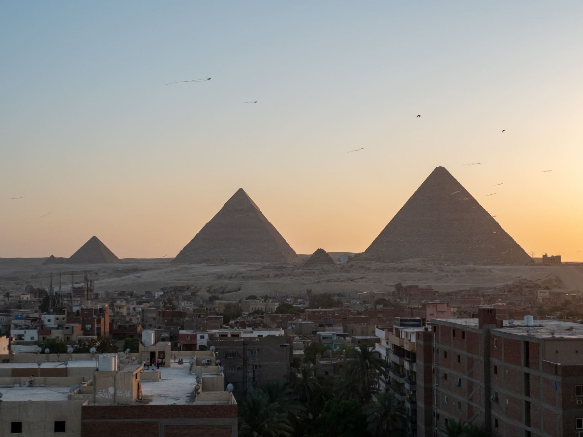 vue-des-pyramides-egypte-en-famille